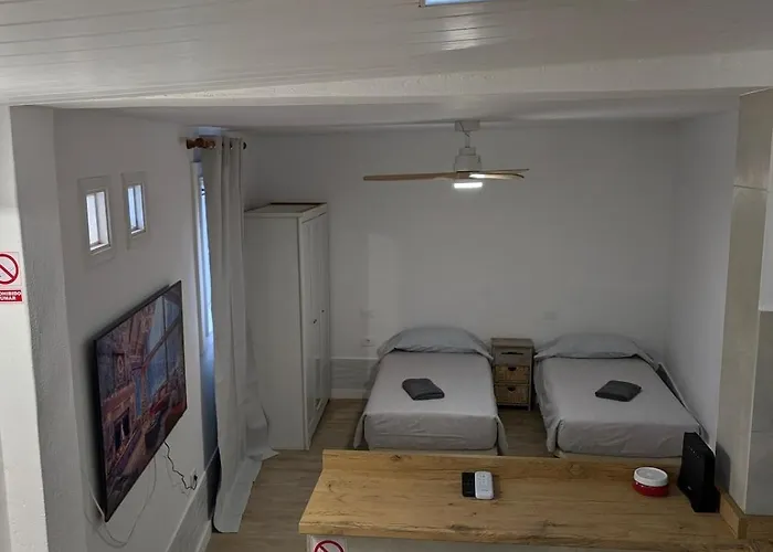 Located Near The * קורלחו